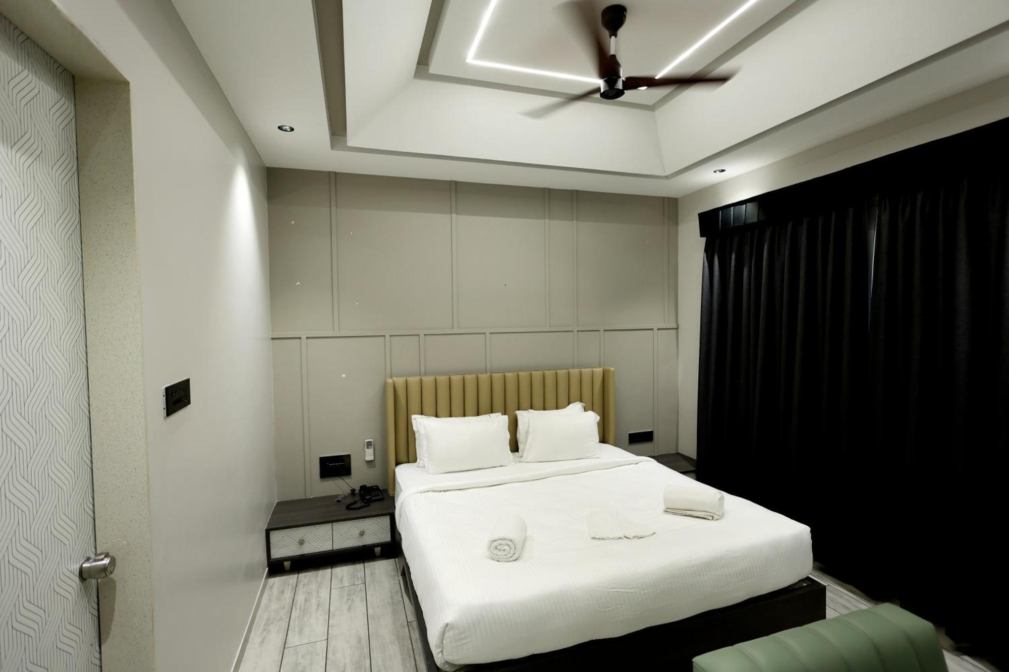 Hotel Statusinn, Ichalkaranji Exterior photo