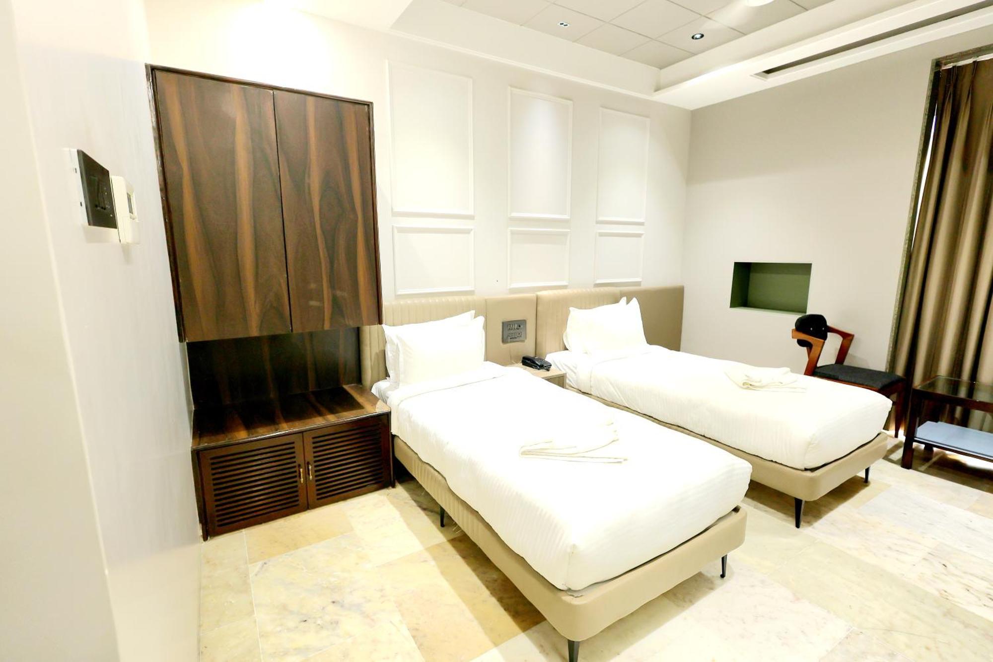 Hotel Statusinn, Ichalkaranji Exterior photo